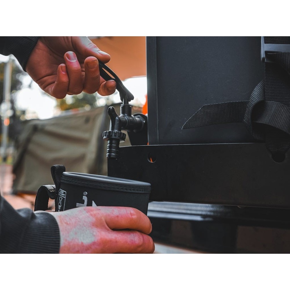Robinet universel pour réservoir d'eau